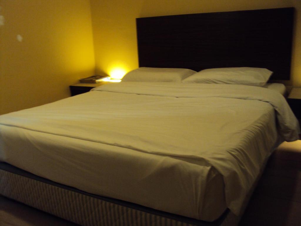 Golden Bay Hotel Malacca Room photo